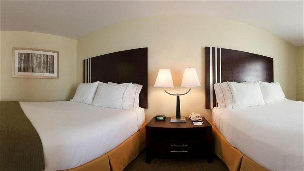 Hotel Holiday Express & By Ihg