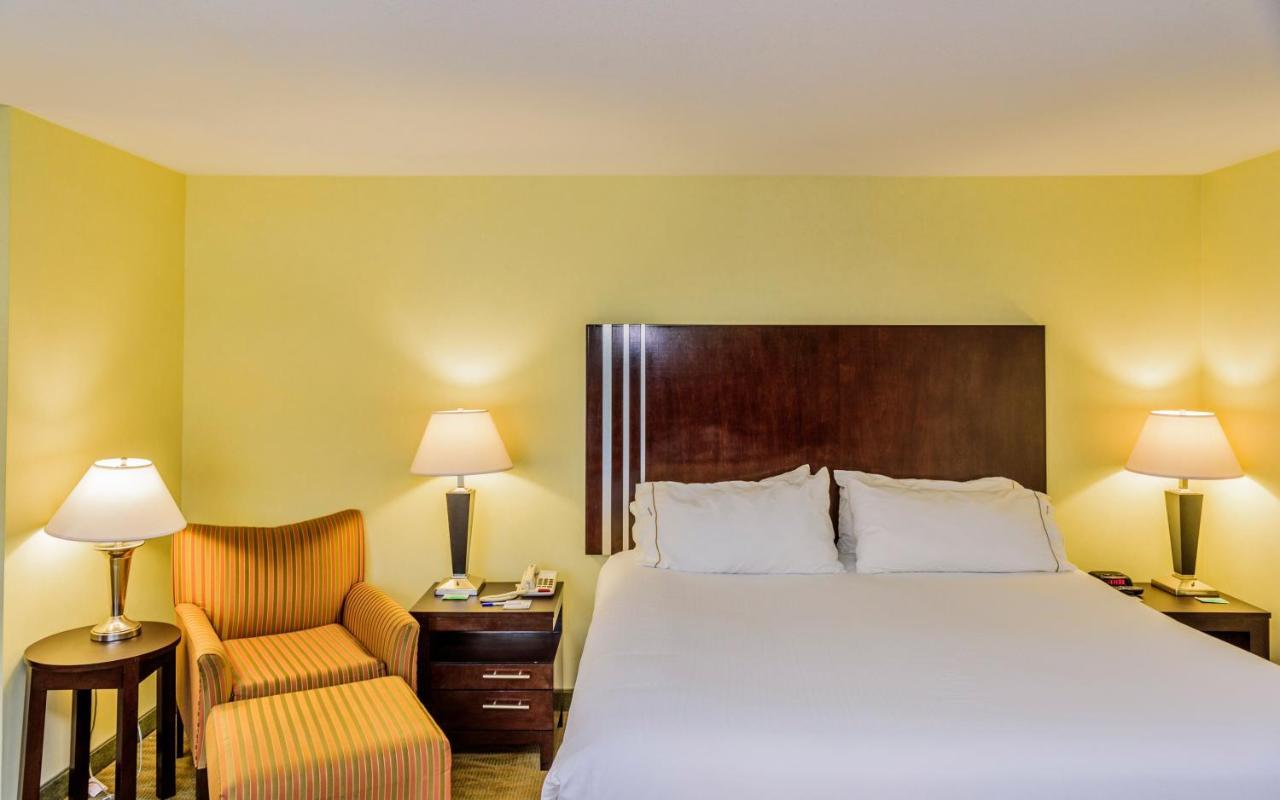 Hotel Holiday Express & By Ihg 3*